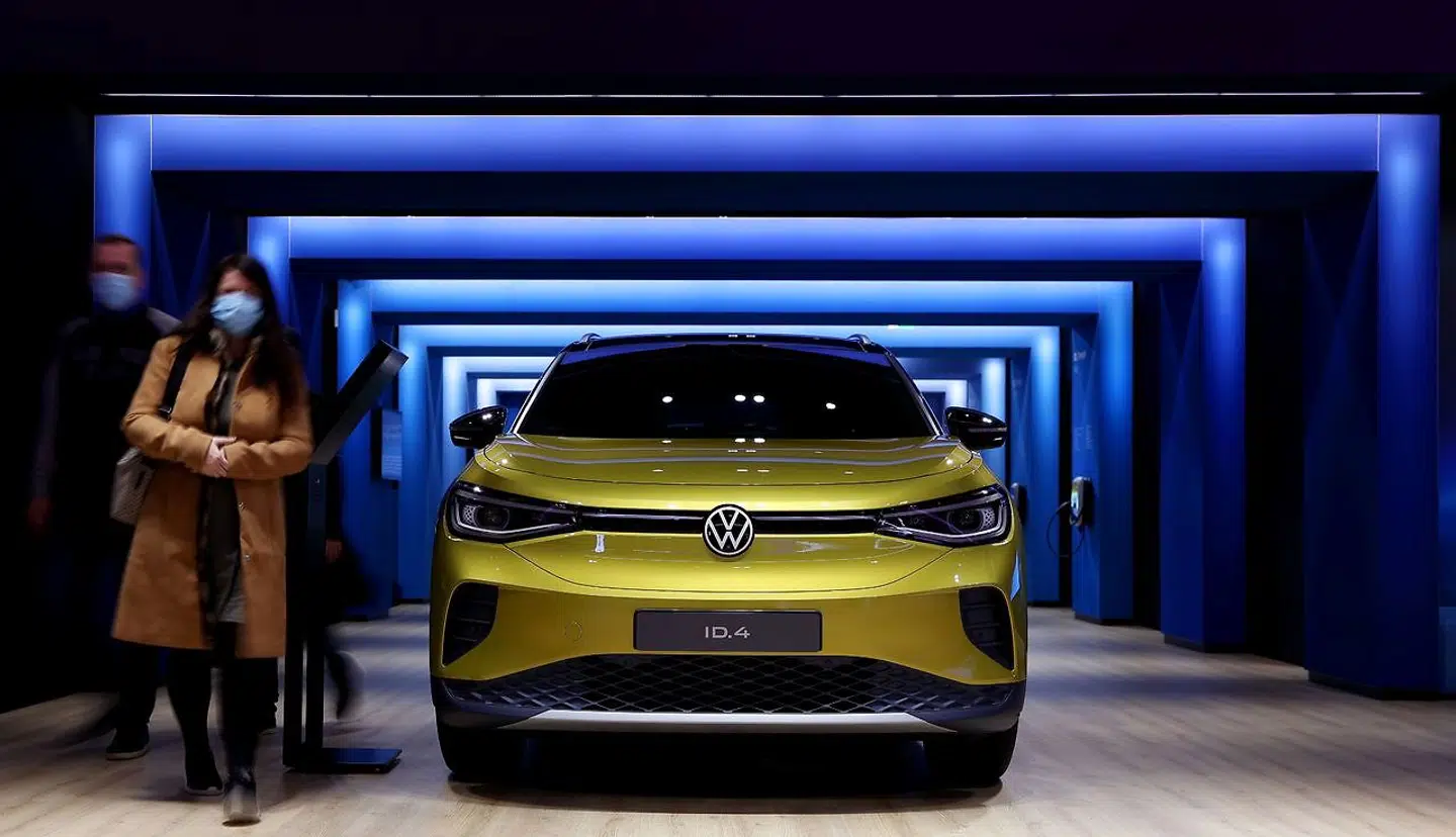 Her ses besøgende ved siden af Volkswagens elbil (VW) ID.4 under en udstiling i Wolfsburg 26. oktober 2020. (Photo by Ronny Hartmann / AFP)