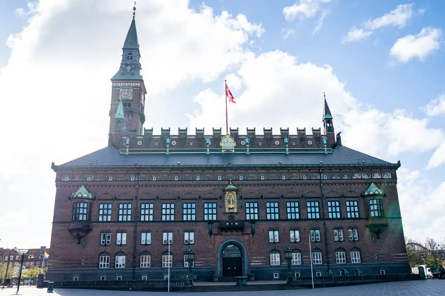 Et politisk flertal på Københavns Rådhus kan tirsdag præsentere en politisk aftale om sammen at indgå de næste to års budgetter for kommunen.