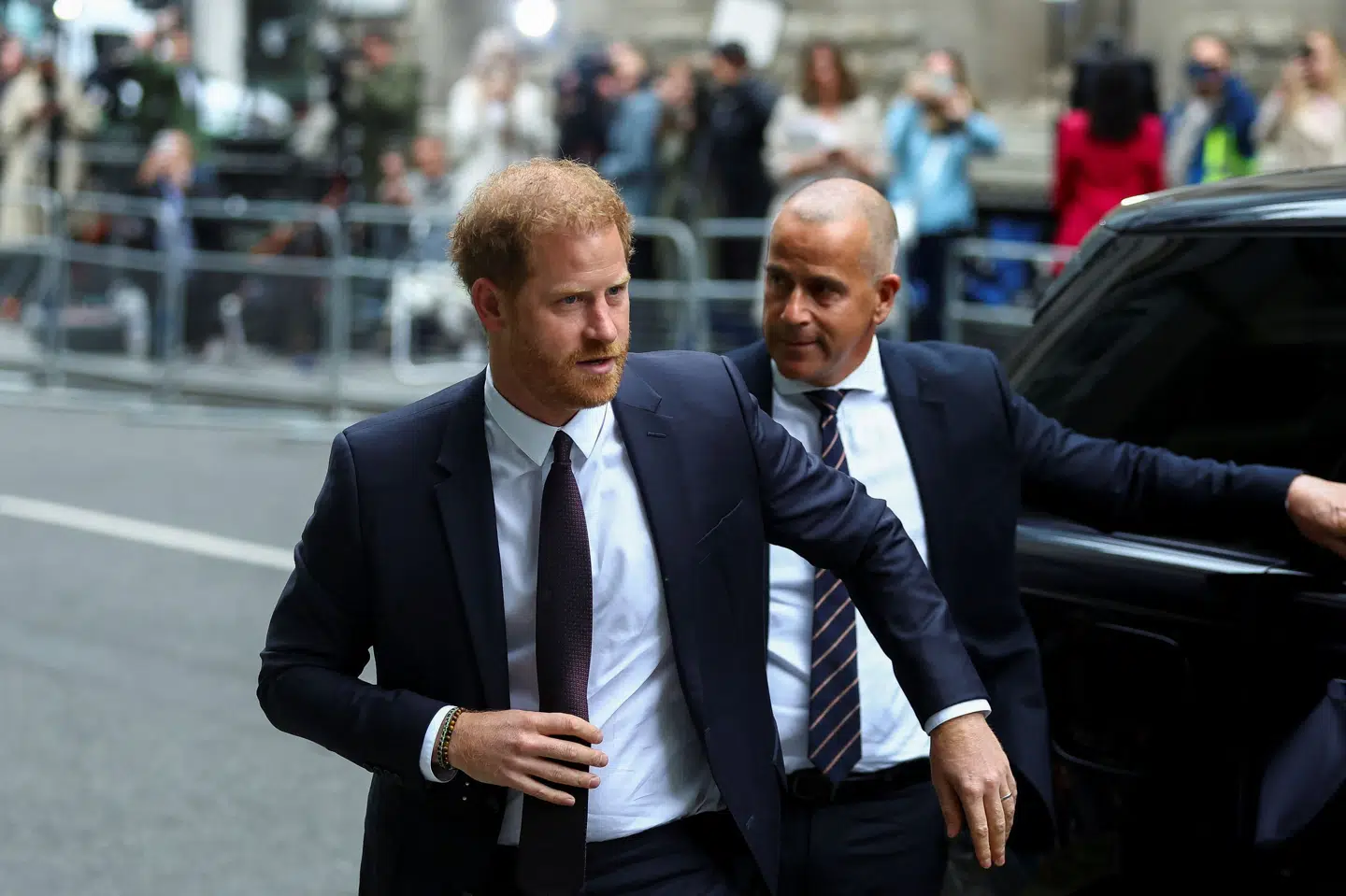 Prins Harry ankommer til High Court i London, hvor han skal afgive vidneforklaring. (Arkivfoto).