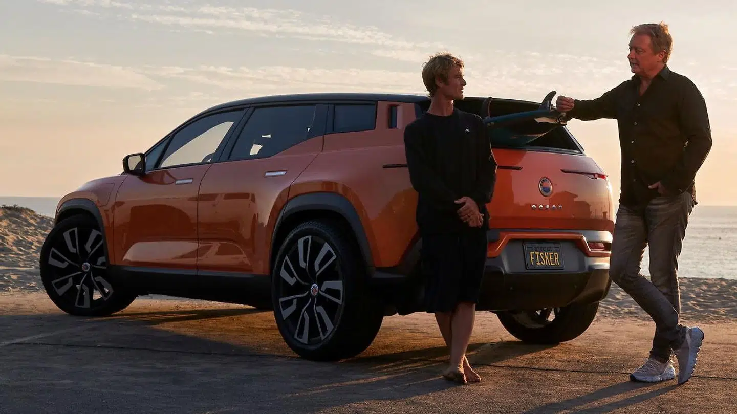 Henrik Fisker (th) med Fisker Ocean, der gerne skal på markedet sent i 2022.