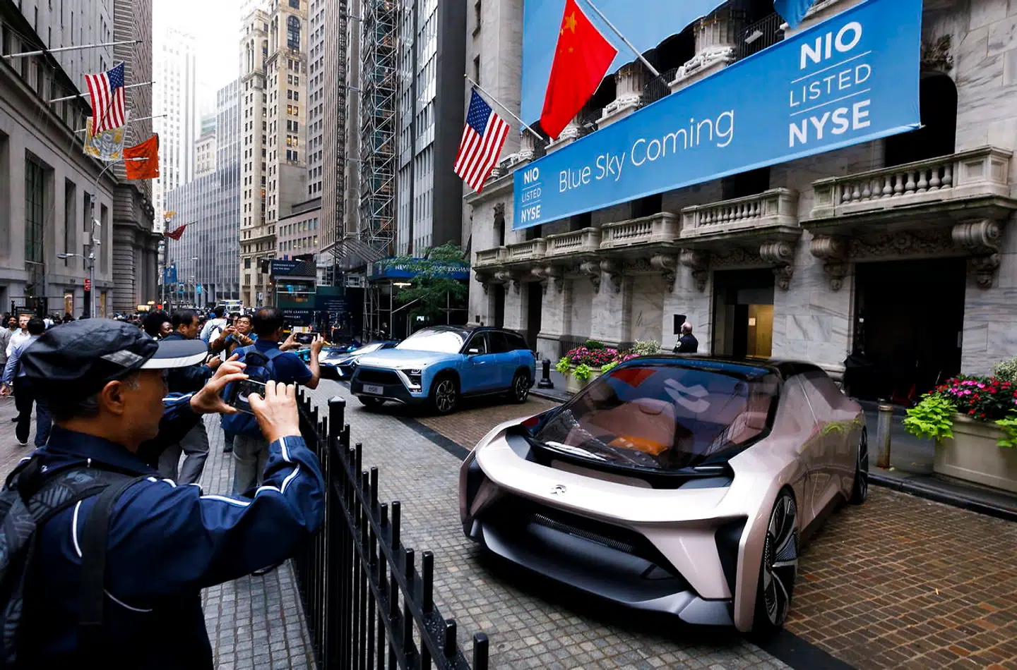 epaselect epa07014819 Electric vehicles are lined up in front of the New York Stock Exchange leading up to the initial public offering of NIO Inc., a Chinese electric-vehicle company, in New York, New York, USA, on 12 September 2018. The company, which has been compared to Tesla, is expected to raise around 1 billion USD / 860 million Euros. EPA/JUSTIN LANE