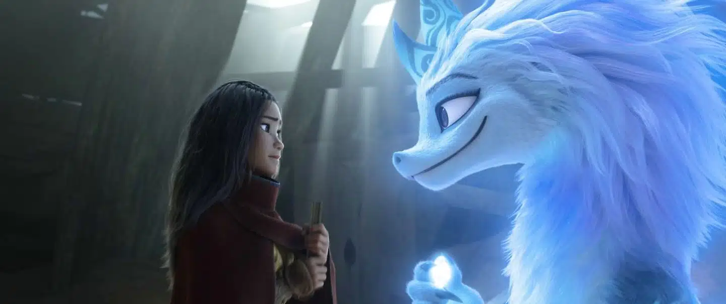 Der er sket meget, siden Disney gav os deres første prinsesse, den bly og blide Snehvide, hvis eneste superkræfter lå i evnen til at smile og lave mad til syv sure dværge. Raya mangler lidt af tidligere prinsessers charme og har for lidt magi til at slå Anna og Elsa af pinden som pigeværelsets store idoler. Men som filmheltinde er hun både hårdtslående og usædvanligt godt selskab. Her sammen med dragen Sisu (dansk stemme af Lise Baastrup).