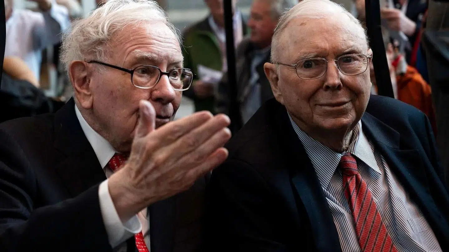 Her ses stjerneinvestoren Warren Buffett (t.v), der står i spidsen for Berkshire Hathaway. Han er flankeret af sin højrehånd, Charlie Munger, der er næstformand i investeringsselskabet.