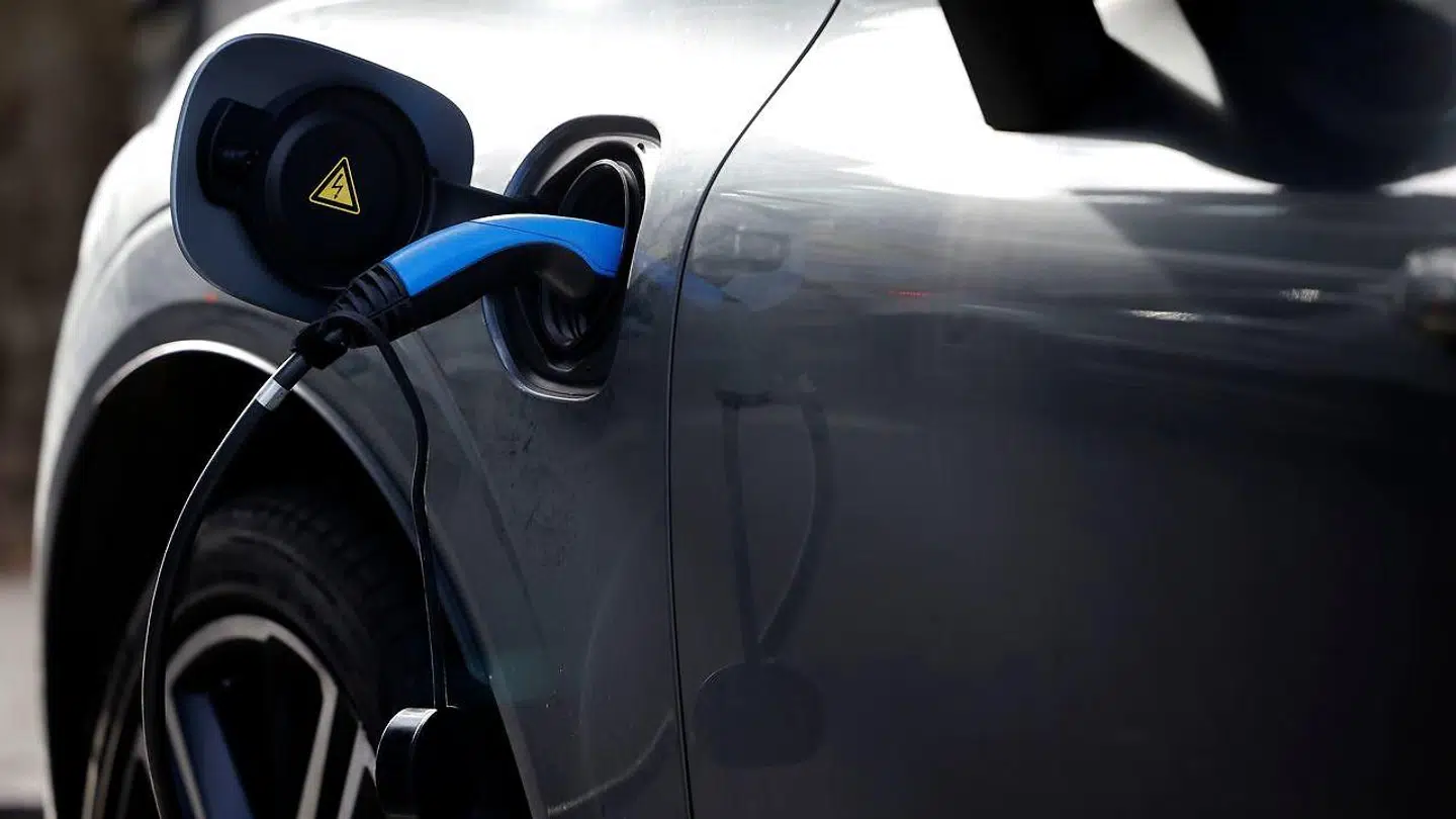 Her er en af Volvos elbiler ved at blive ladet op en november dag i 2020