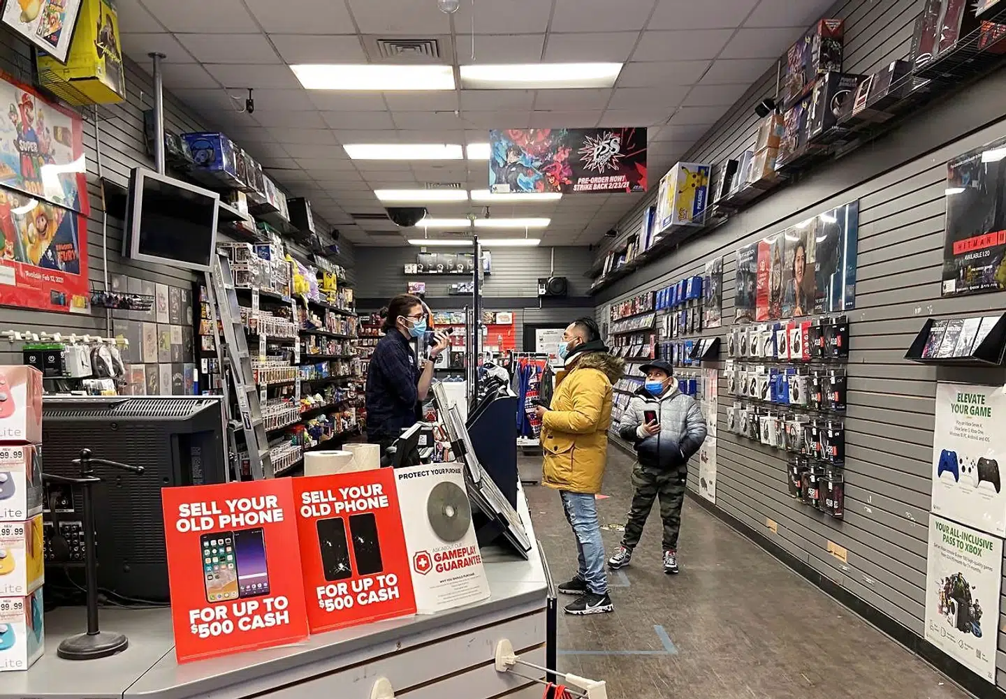 FILE PHOTO: An employee talks with a customer at a GameStop shop in New York City, New York, U.S. January 30, 2021. Picture taken January 30, 2021. REUTERS/Nick Zieminski/File Photo