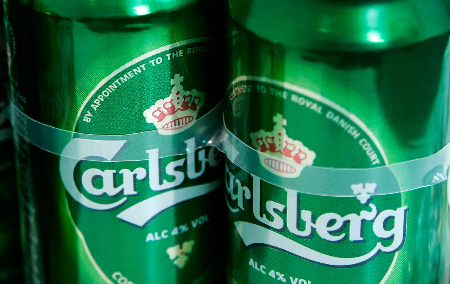 (ARKIV) FILE - This is a Friday, Jan. 25, 2008 file photo of Carlsberg beer cans. Bryggeriet Carlsberg kommer med regnskab for 2020 fredag den 5. februar 2021.. (Foto: Sang Tan/Ritzau Scanpix)