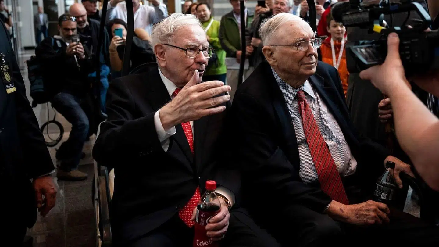 Her ses adm. direktør og investor for Berkshire Hathaway, Warren Buffett (.t.v) samt næstformand Charlie Munger på den årlige generalforsamling i Omaha Nebraska 3. maj 2019.