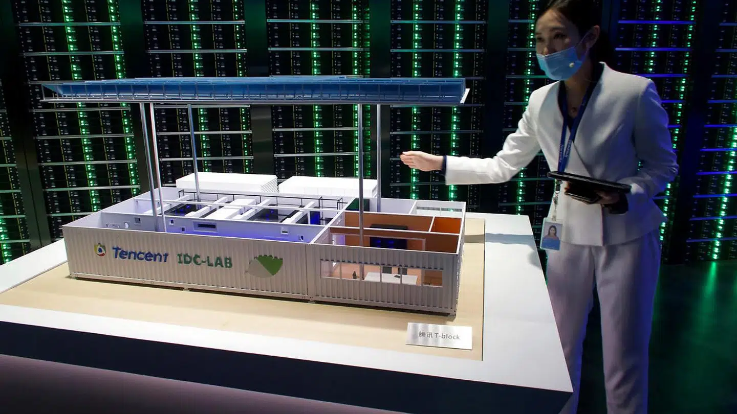 Her introducerer en Tencent-ansat internetgigantens nye Internet Data Center (IDC), der skal understøtte dets cloud computing-forretning.