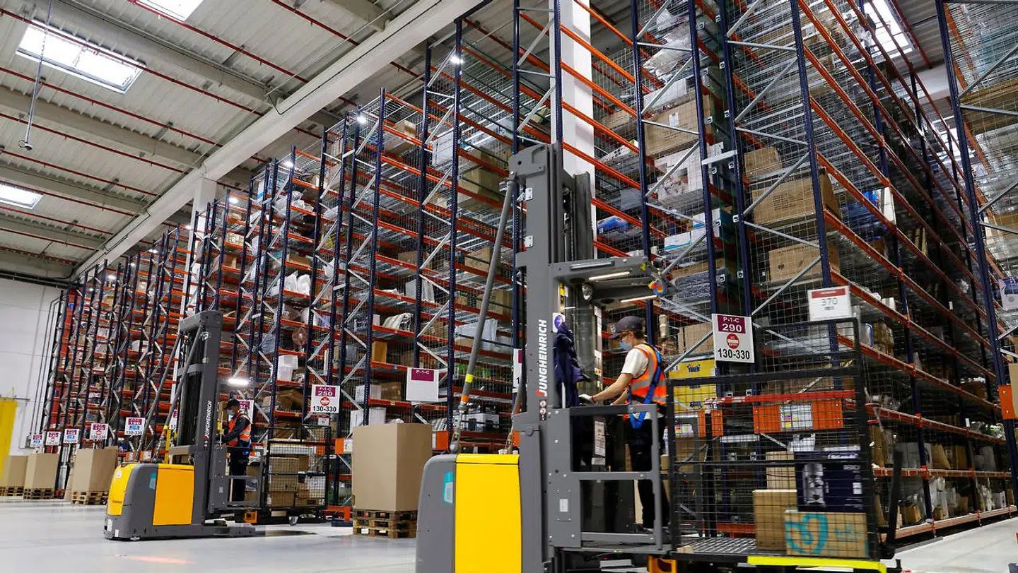 Her er Amazon-ansatte ved at sikre, at de rette varer kommer ud til de rette mennesker ved et ehandelsgigantens centre i Boves nær Amiens i Frankrig 29. september 2020.