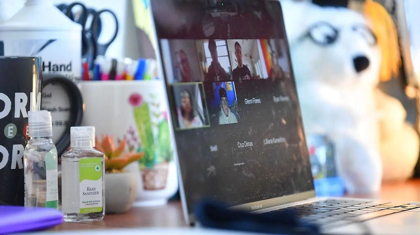 Vi skal i højere grad vænne os til, at møder o.lign., der kan klares på afstand, vil blive afholdt på distancen. Her er det en elev, der har undervisning hjemmefra.