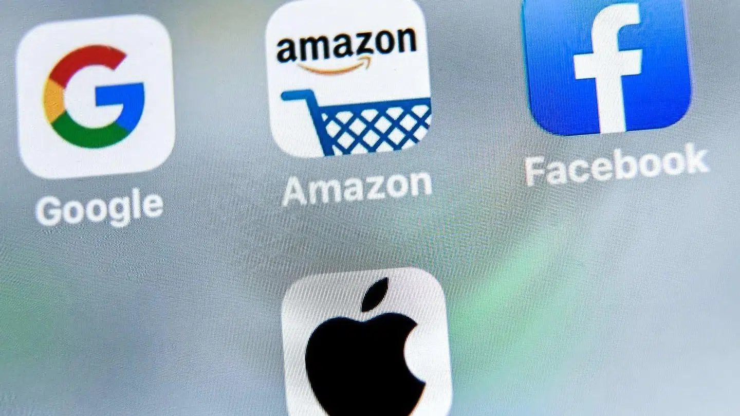 Der er internationalt fokus på skattebetalingerne fra de amerikanske teknologigiganter Google, Amazon, Facebook og Apple og på andre internationale selskaber. Flere lande indfører nu en særlig »Facebook-« eller »Google-skat«.