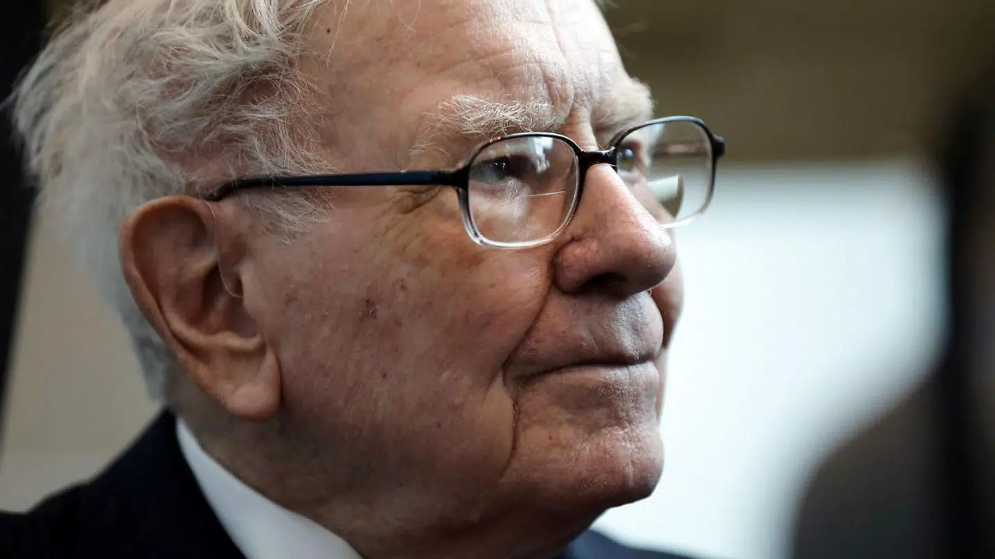 Her ses 89-årige Warren Buffett, der har hjemsted i Omaha i Nebraska i USA. Han står i spidsen for Berkshire Hathaway, der er et holdingselskab for en lang række selskaber. Berkshire Hathaway lavede oprindelig tøj, men da Warren Buffet i 1960'erne blev storaktionær i virksomheden begyndte Berkshire Hathaway at investere i andre ting. I dag er Warren Buffet blandt andet investeret i Kraft-Heinz, Apple og Coca-Cola, men har også tidligere været investeret i flere store amerikanske flyselskaber.