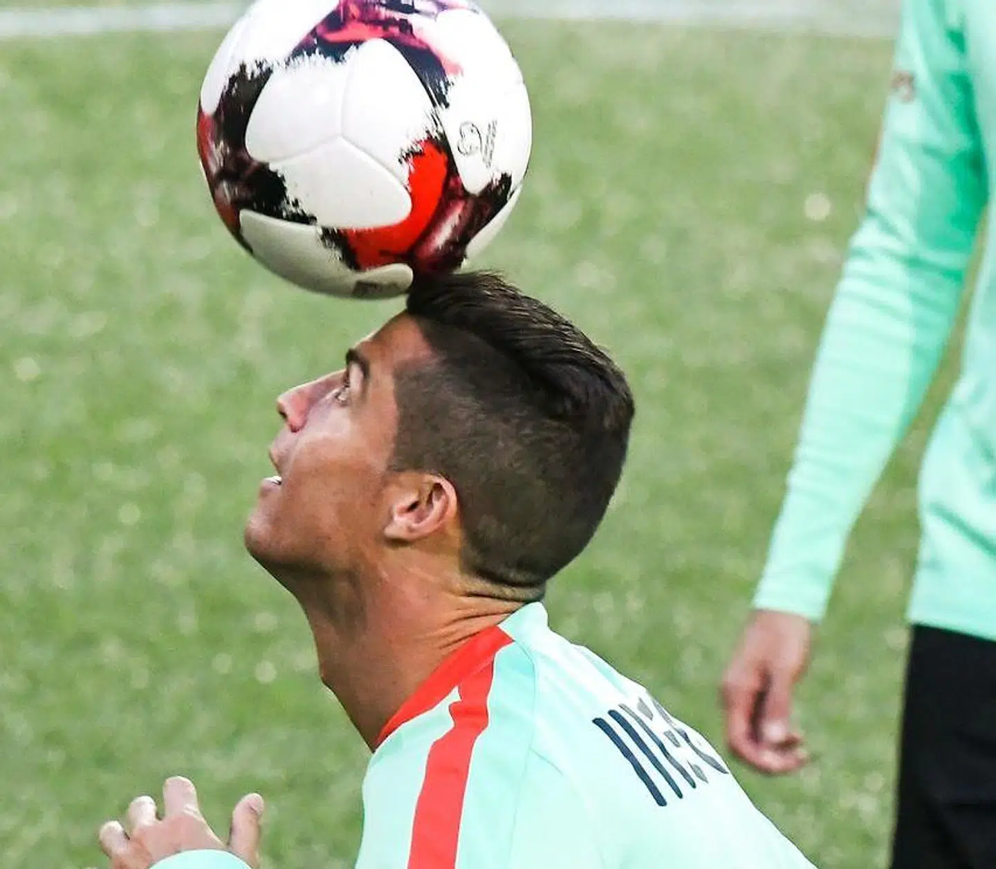 Det store spørgsmål er, hvad der sker med prisstabiliteten - kan den blive liggende eller triller den mod den ene side eller den anden side, der repræsenterer henholdsvis inflation eller deflation?