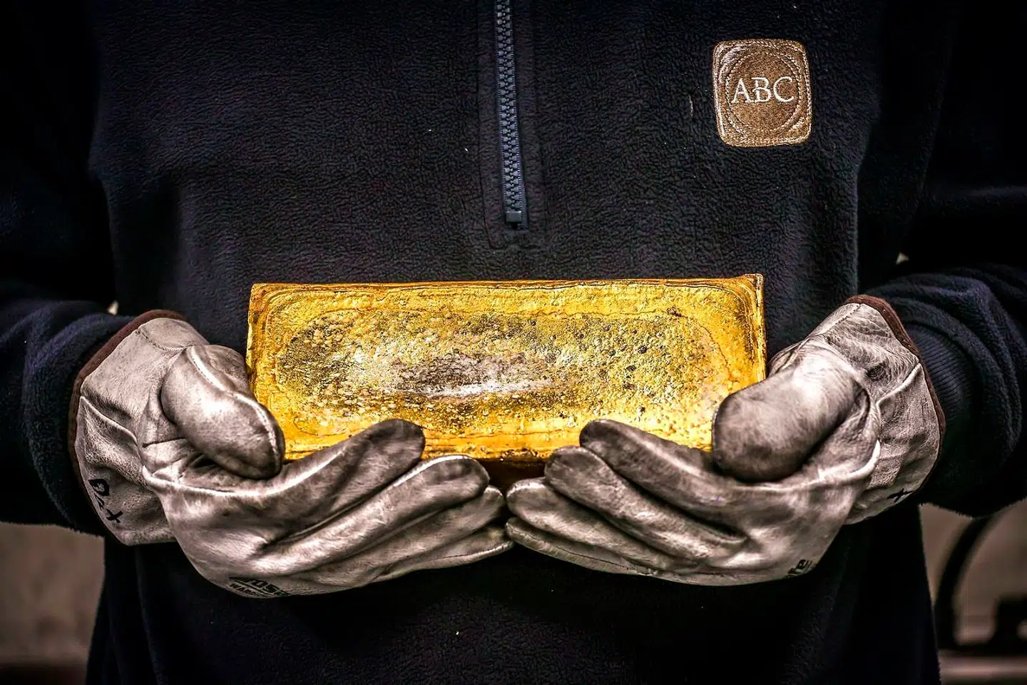 Her holder en guld-arbejder en guldbarr på 20 kg. 5. august 2020, hvor ædelmetallet netop har sat prisrekord og krydset en symbolsk grænse på 2000 dollar/ounce.