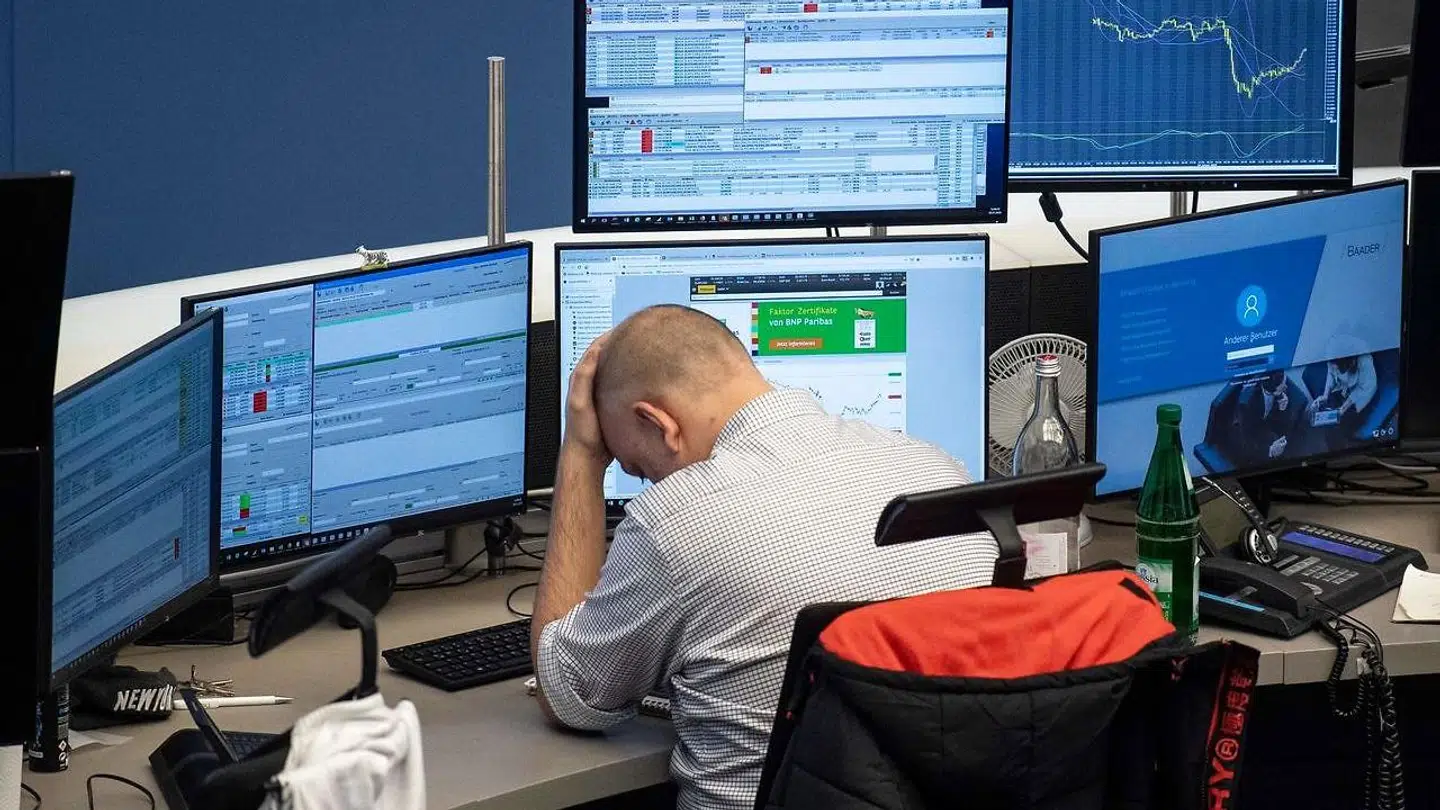 En børsmægler tager sig til hovedet