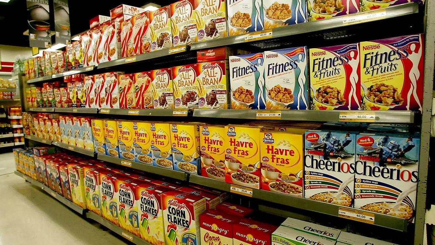 Hvad er en defensiv aktie? Det er en aktie i et selskab hvis produkter der stadig er behov for, selv om der er pres på pengepungen. Det er eksempelvis selskaber, der sælger mad, medicin og strøm. Modsat cykliske aktier, der svinger op og ned med økonomien, så er defensive aktier typisk meget stabile.