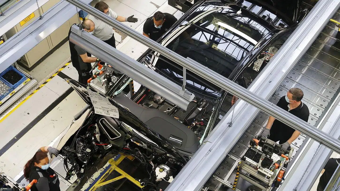 Her ses ansatte ved samletbånde hos Daimler-fabrikken i Sindelfingen i Tyskland. De er ved at bygge en 'S-Class' Mercedes Benz
