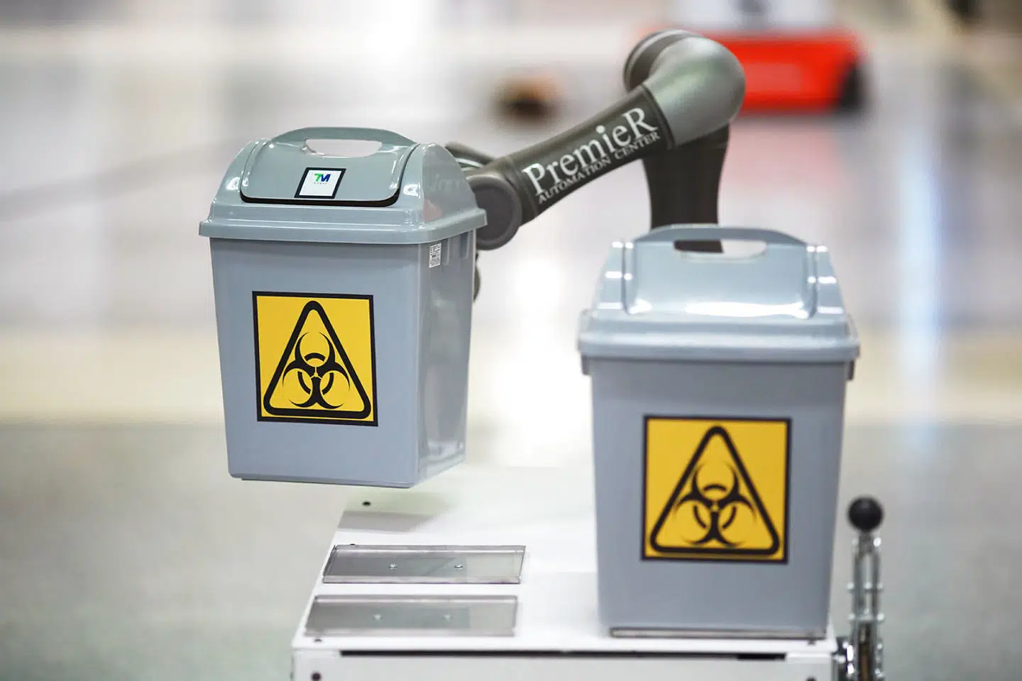 Her hjælper robotten Wastie fra Mahidol University Engineering Department med at indsamle skrald på COVID-19-sygeafdelingen på Golden Jubilee Medical Center i Thailand 14. maj 2020.