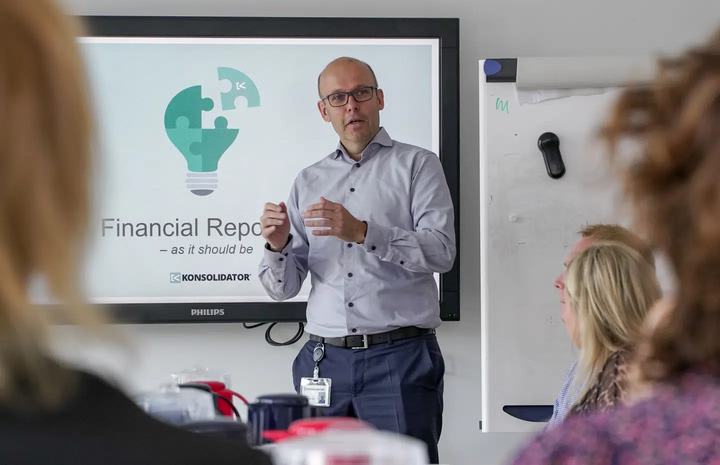 At konsolidere henviser regnskabsmæssigt til, at man samler oplysninger fra en række regneark eller databaser på ét sted. Her ses Konsolidators topchef, Claus Finderup Grove.