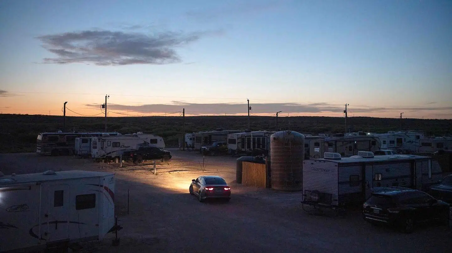 Her ses en samling af autocampere, der fungerer som et hjem for adskillige oliearbejdere i Carlsbad i den amerikanske delstat New Mexico. Arbejderne venter på, at olieefterspørgslen stiger, så der igen bliver behov for deres arbejdskraft.
