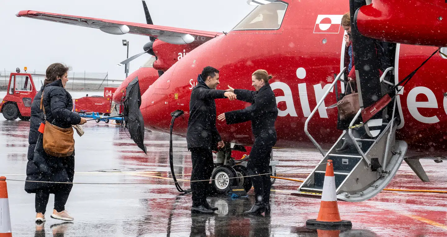 En storsmilende Mette Frederiksen landede tidligere i dag i Nuuk, hvor Grønlands landsstyreformand, Múte B. Egede, tog imod hende.