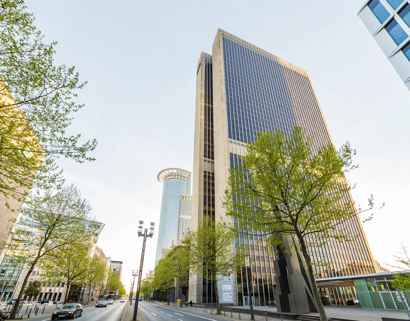 Her ses en anden af Aroundtowns ejendomme, Frankfurt Büro Center (FBC), som er en 40-etagers høj skyskraber i Westend-Süd-distriktet i Frankfurt. Bygningen er 142 meter høj.