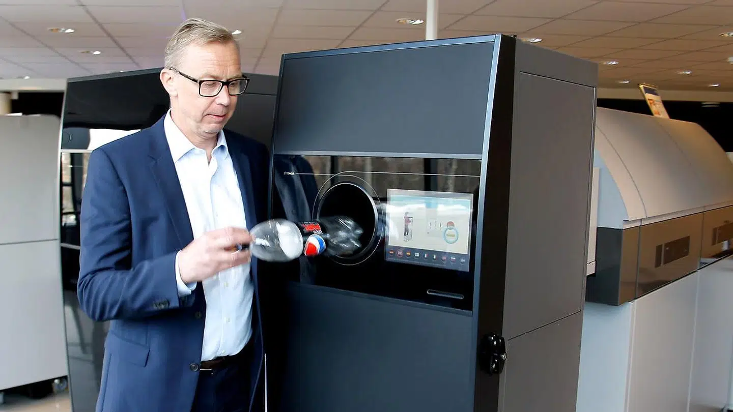 Her ses Tomras-topchef Stefan Ranstrand ved en af selskabets genbrugsmaskiner i Oslo (genrefoto).