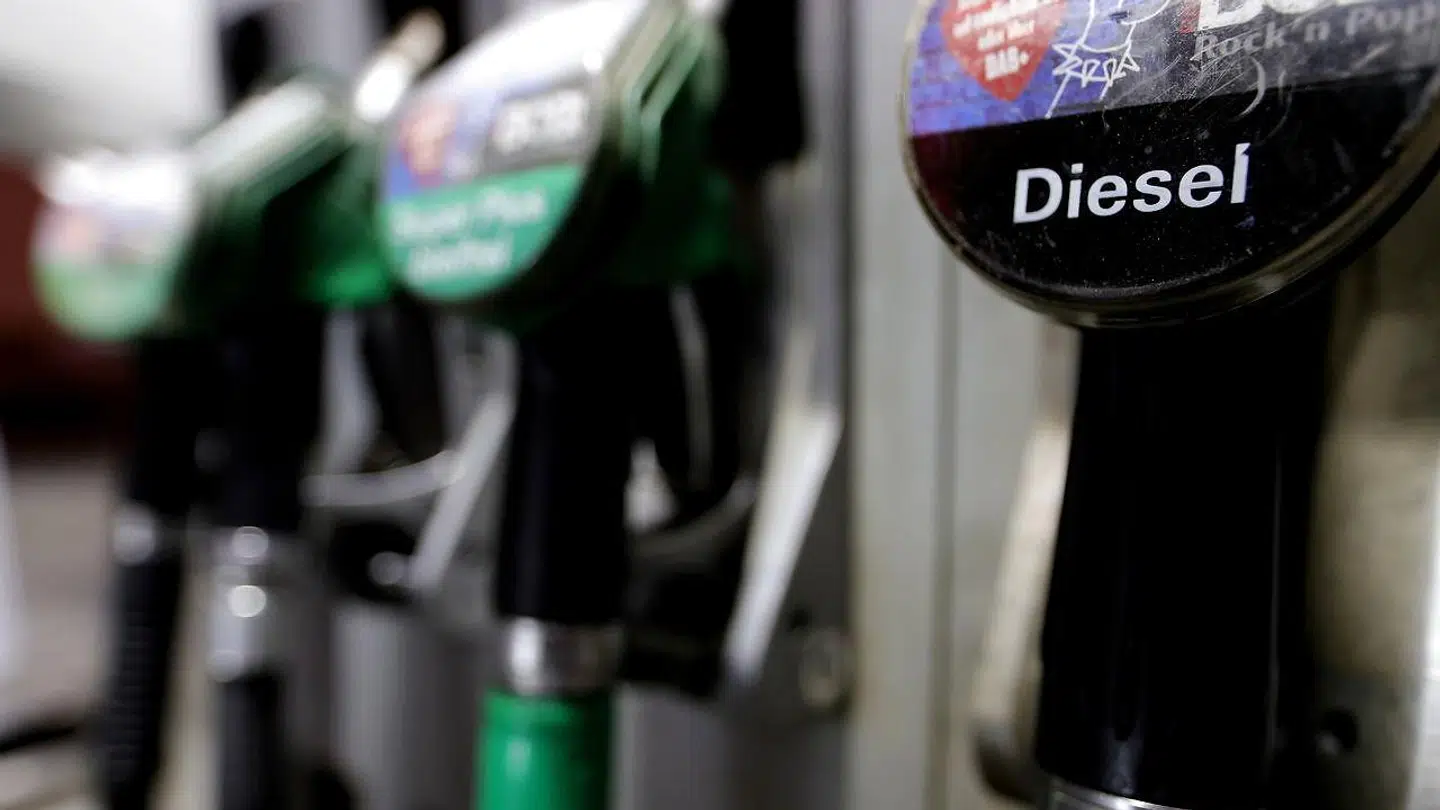 Nedlukning verden over har sendt oliepriserne mod dybet.