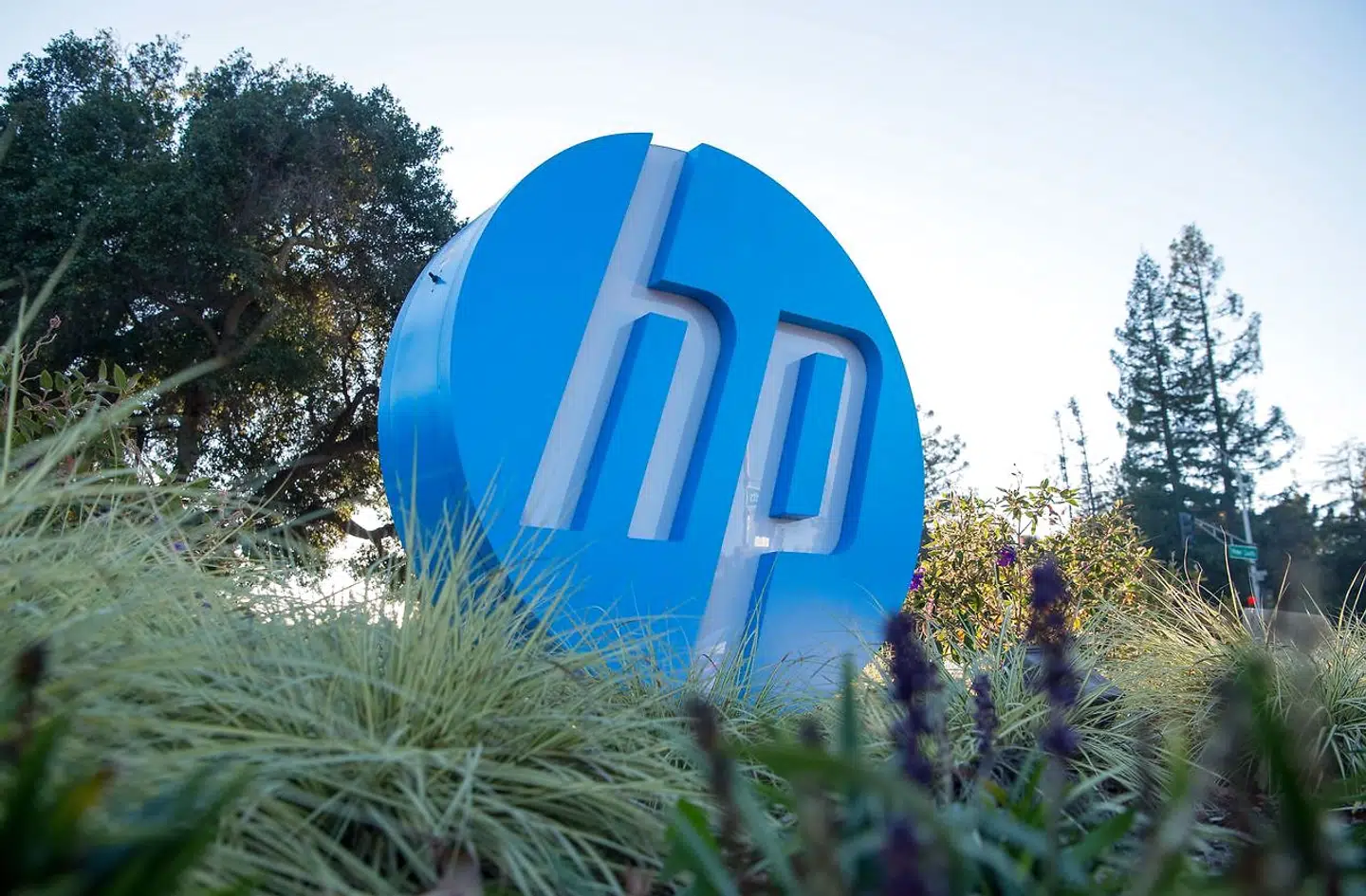 Her ses et billede af HP's logo uden for Hewlett Packards hovedkvarter i Palo Alto i Californien. Selskabet, der blev grundlagt i 1939, blev 2. november 2015 delt i to: HP Inc. (HPQ) og Hewlett Packard Enterprise (HPE). Det skete som en del en turnaround-plan. HP Inc fokuserer på PC'er og printere, mens HPE skulle fokusere på software og udviklingen af cloud-forretning.