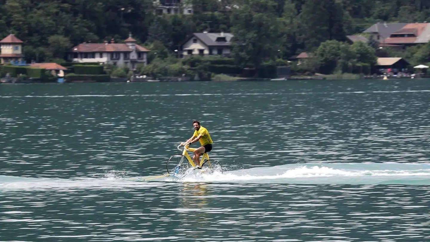 Derfor gælder det om at finde de typer af risici, som man bliver belønnet for som investor. Her udfører en mand et stunt på en cykel med en jet pack i Frankrig (genrefoto).