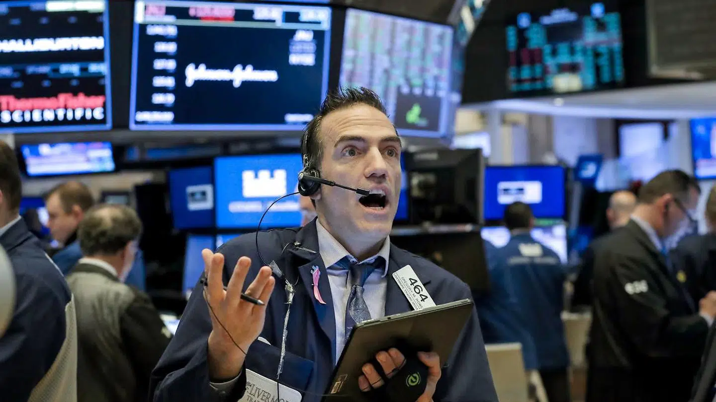 Her ses børshandlere hos New York Stock Exchange i New York.