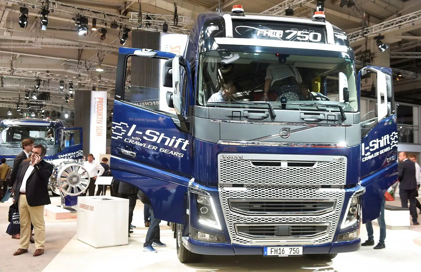 He ses en Volvo FH16-lastbil under en lastbil-arrangement Hanover i Tyskland