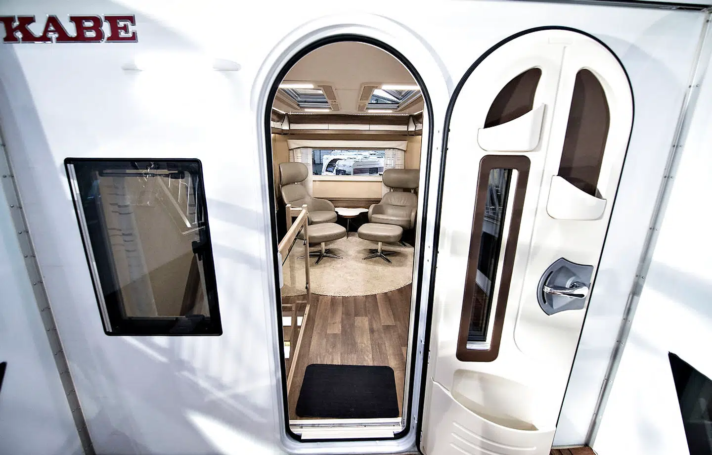 Verdens største campingvogn ses her ved Ferie for Alle i MCH Messecenter Herning, fredag den 23. februar 2018. Campingvognen i 2 etager Kabe Royal Tower er lavet i anledning af den svenske producent Kabe-s 60 års jubilæum , er 4, 47 m. høj og er 10, 5 m. lang. Her er vi "upstairs".