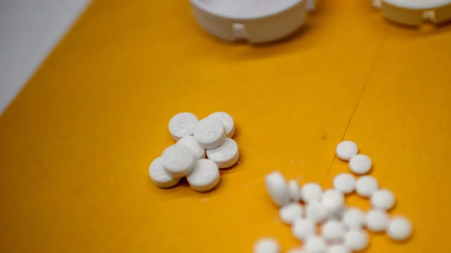 Her ses smertestillende piller. Teva blevet anklaget for at have bidraget til den amerikansk opioid-krise, hvor millioner er blevet afhængig af smertestillende medicin. Teva har indgået et forlig, der betyder, at selskabet vil levere medicin til behandling af afhængigheden for op mod 100 milliarder kroner, fortæller MedWatch.