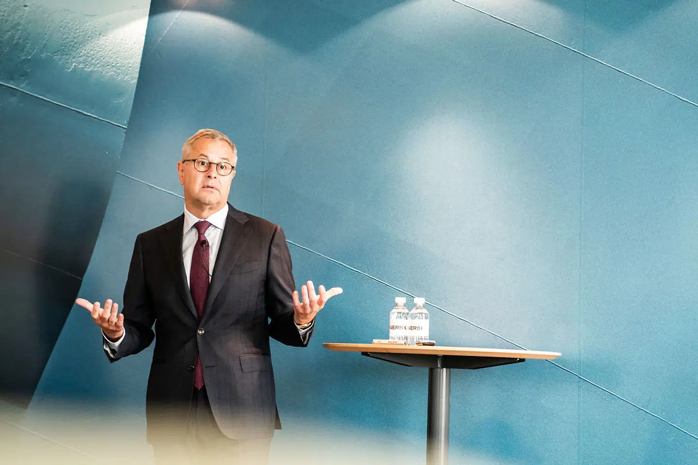 A.P. Møller - Mærsks topchef, Søren Skou, har ikke været meget for at fortælle, hvad han får i løn på Esplanaden. Nu er han blevet tvunget til at lægge sin lønpakke frem.