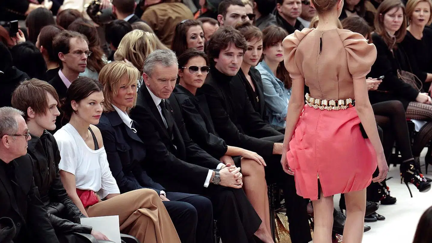 LVMH-aktien er en af de interessante aktier, som porteføljeforvalteren vil fremhæve. I hvidt ses den amerikanske model Milla Jovovich sammen med Helene Arnault, der er CEO hos LVMH sammen med Bernard Arnault, den franske skuespillerinde Virginie Ledoyen, Antoine Arnault, skuespillerinden Louise Bourgoin, sammen med Cecile Cassel under et modeshow.