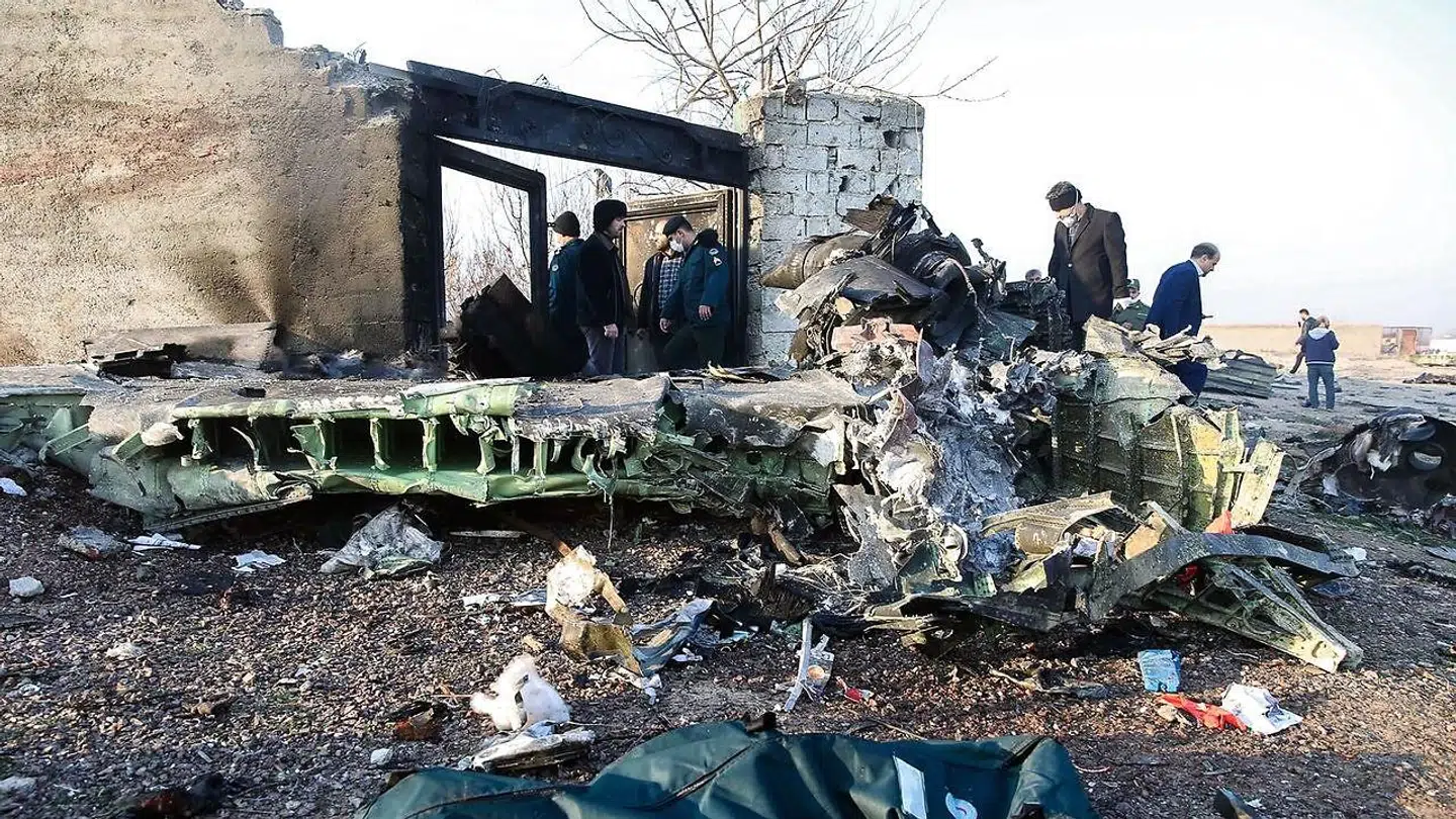 Her ses folk nær vragdele fra flyet, der menes at have haft 176 personer omord. Flyet strtede ned nær Imam Khomeini-lufthavn ved Tehran 8. januar.