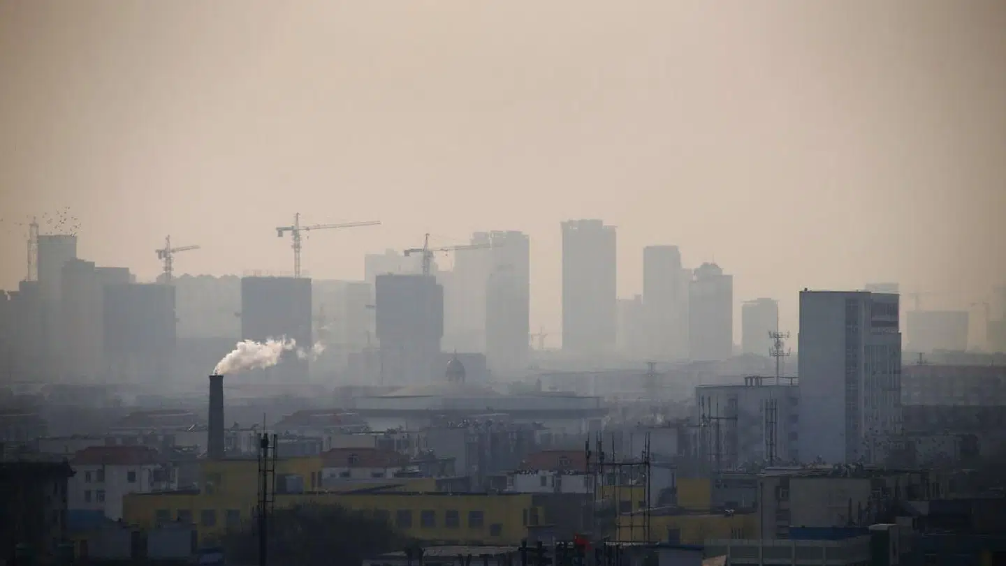 Her stiger røgen op fra skorstene fra kinesiske Tangshan i Hebei-provinsen.