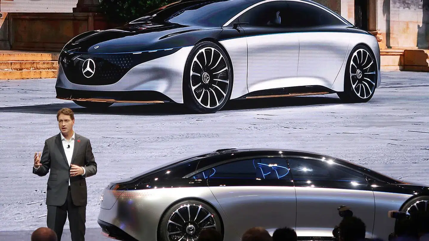 Aktiestrategen finder flere sektorer i Europa spændende - heriblandt den europæiske bilsektor. Her ses Daimler-topchef Ola Kaellenius ved siden af en Mercedes-Benz Vision EQS-elbil under en præsentation i Kina 22. november 2019 (genrefoto).