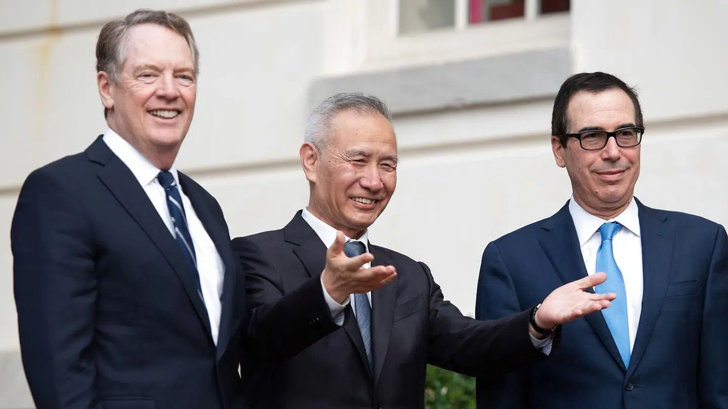 Her ses USA's finansminsiter Steven Mnuchin (t.h.) samt USA's handelsrepræsentant Robert Lighthizer (t.v.), da de tog imod Kinas Liu He (i midten) i forbindelse med handelsforhandlingerne imellem USA og Kina.