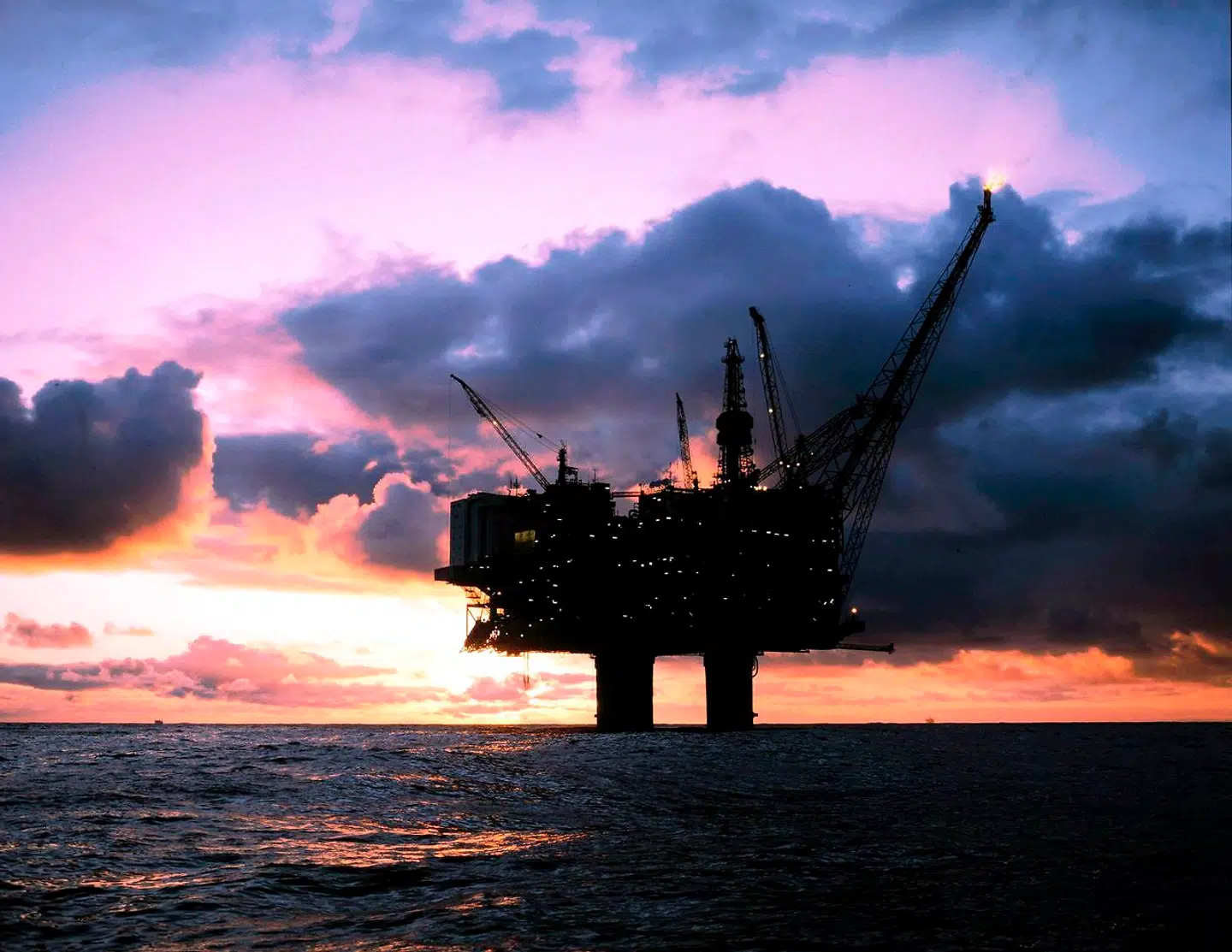 epa01221754 (FILE) A handout picture dated 14 June 2001 shows the Norwegian Statfjord A-platform in the North Sea. Norway has to prepare for a shift from being a major oil producer as production is no longer growing, Petroleum and Energy Minister Aslaug Haga said on 14 January 2008. At a joint briefing about the 2007 oil and gas year, director Bente Nyland of the Norwegian Petroleum Directorate noted that oil production on the Norwegian continental shelf in 2007 was slightly lower than in 2006 while gas production increased. EPA/STATOILHYDRO / OYVIND HAGEN - HANDOUT NORWAY OUT EDITORIAL USE ONLY