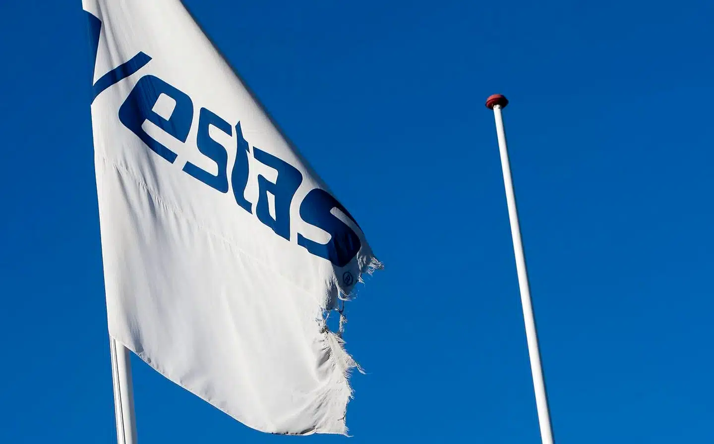 Vestas påtænker at fyre 90 medarbejdere på sin fabrik i Lem ved Ringkøbing. Derudover fyrer vindmølleproducenten også 500 medarbejdere i Tyskland.
