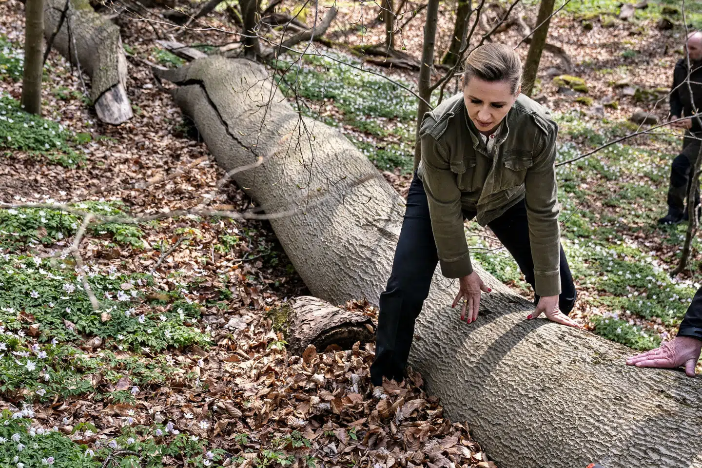 I 2021 besøgte Mette Frederiksen den kommende nationalpark ved Fussingø nær Randers, da hun var statsminister i en ren S-regering. Nu rummer den også Venstre og Moderaterne, men planerne om naturnationalparkerne består - og kan blive udvidet. (Arkivfoto). Henning Bagger/Ritzau Scanpix