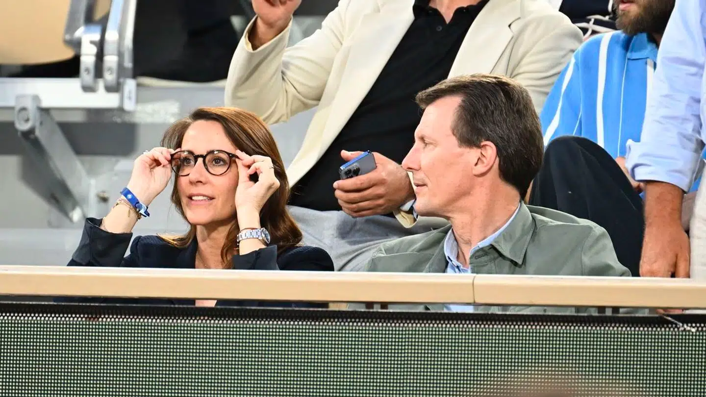 Prinsesse Marie prøver sin mands briller.