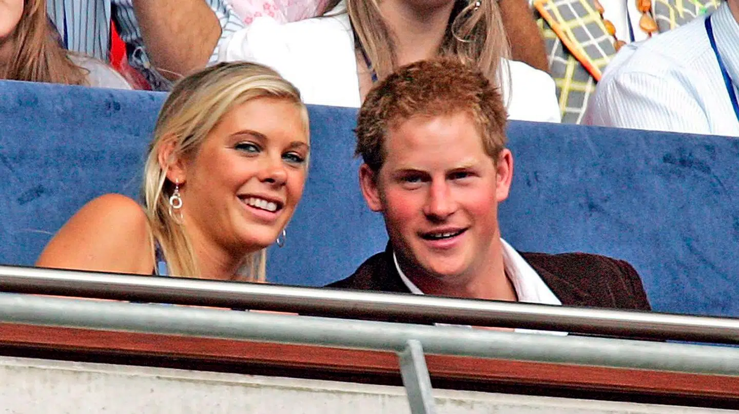 Prins Harry med sin ekskæreste Chelsy Davy, som flere af artiklerne handler om.