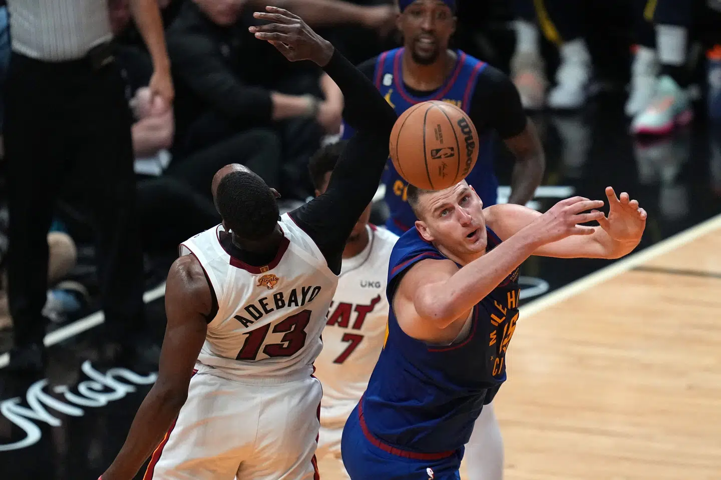 Nikola Jokic bliver med sin præstation i kampen den første spiller til at kunne tælle mindst 30 point, 20 rebounds og 10 assists i en kamp i NBA-finaleserien.