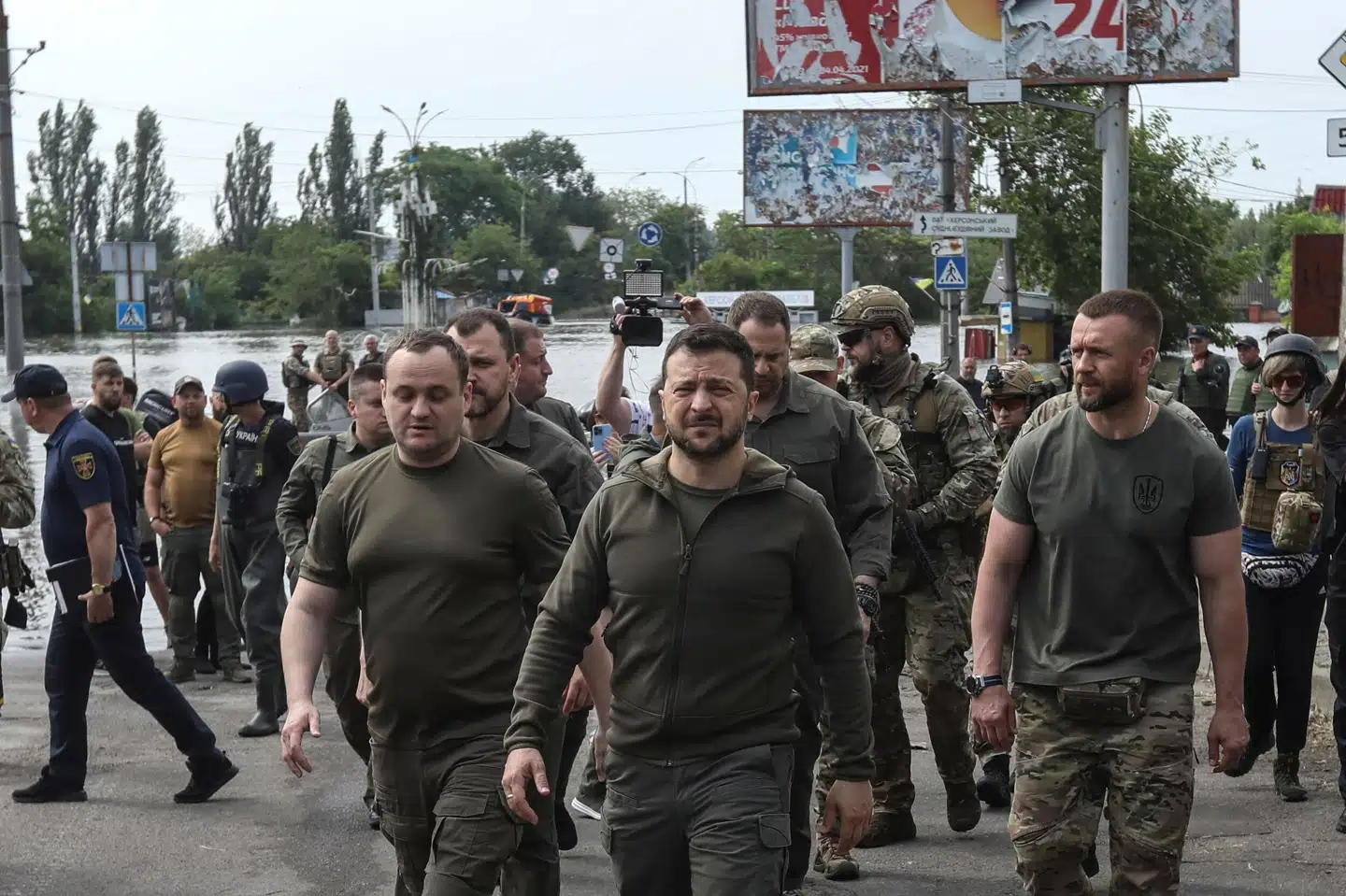 Under stort sikkerhedsopbud er Ukraines præsident, Volodymyr Zelenskyj, torsdag i Kherson-regionen for med egne øjne at se ødelæggelserne og følge hjælpeindsatsen. Stringer/Reuters