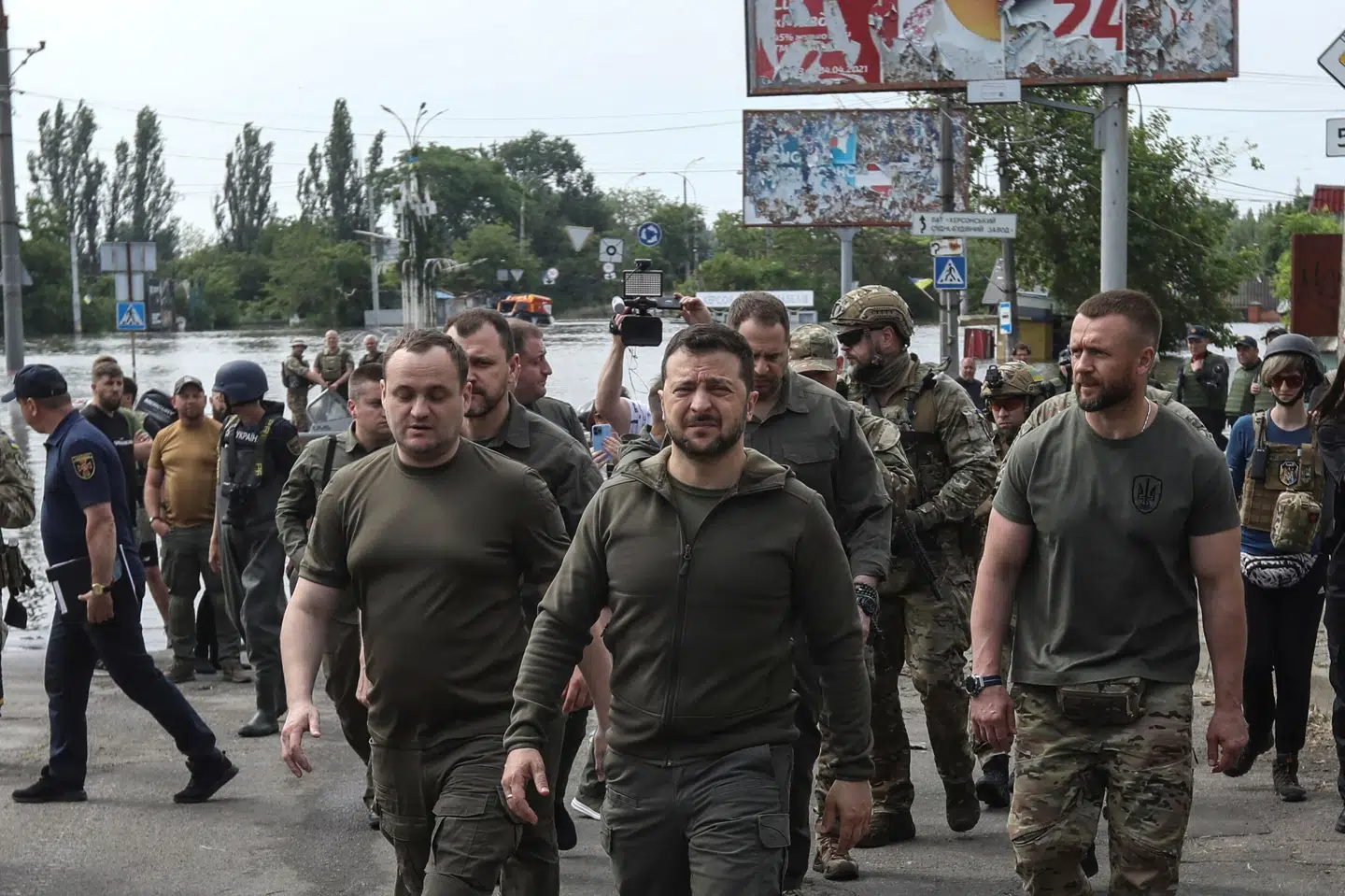 Under stort sikkerhedsopbud er Ukraines præsident, Volodymyr Zelenskyj, torsdag i Kherson-regionen for med egne øjne at se ødelæggelserne og følge hjælpeindsatsen. Stringer/Reuters