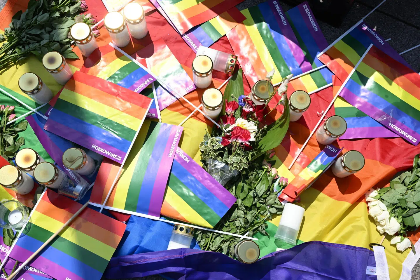 Der bliver lagt flag, blomster og tændt lys på Regnbuepladsen ved Rådhuspladsen i København for at mindes ofrene for skyderiet i Oslo sidste år. (Arkivfoto), Philip Davali/Ritzau Scanpix
