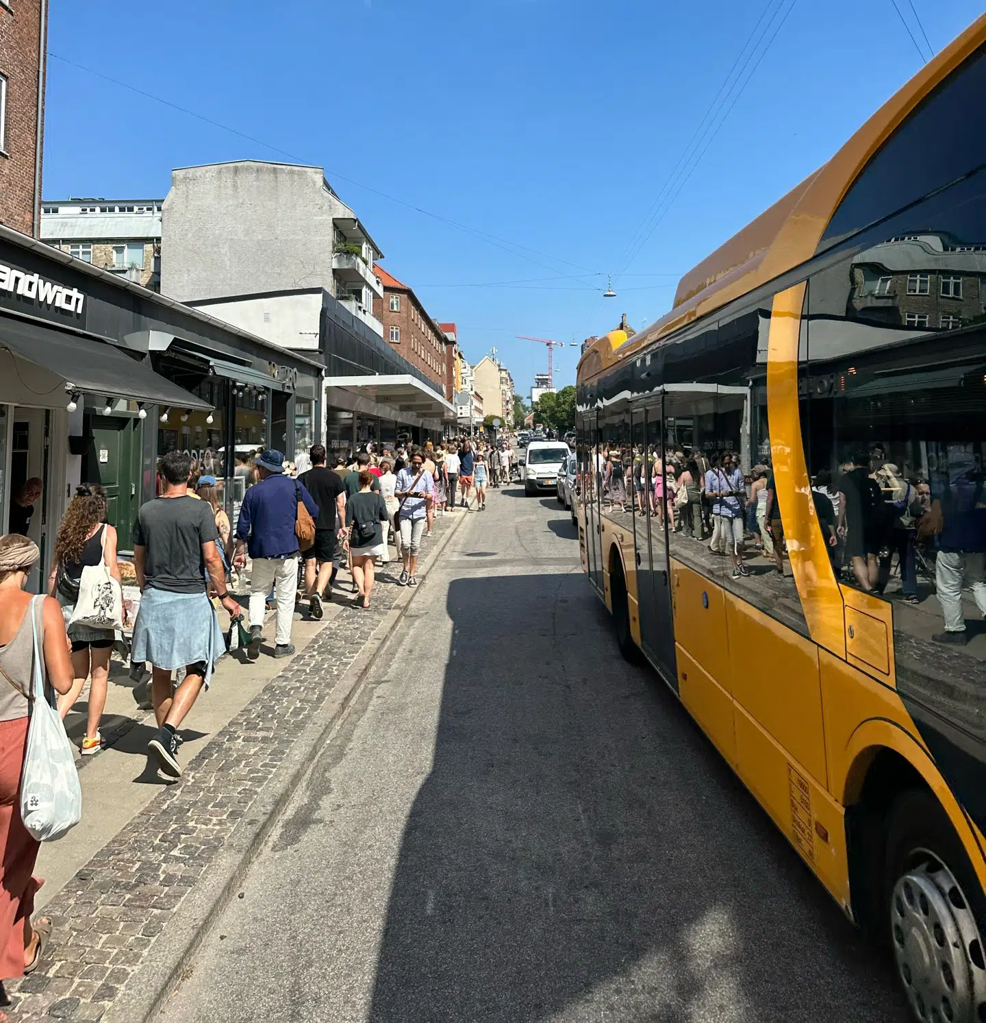 Køen til Syd for Solens indgang strækker sig gennem hele Valby Langgade.
